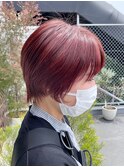 ピンクレッドのショートスタイル