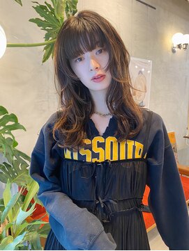 ヒュージ 三軒茶屋(huge) レイヤーミディアム_ウルフヘア_伸ばしかけ前髪_ダークアッシュ