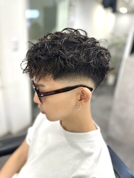 クロムトウキョウ ザ バーバー ネオン 新宿店(CHROM TOKYO the Barber ne/on) スペインカールスキンフェード