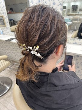 サクララ(Sakura la) ローポニーテール／結婚式お呼ばれヘア／二次会ヘア／ミディアム