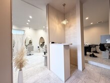 オルメ(olume)の雰囲気(受付から待合室は柔らかな照明)