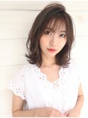 柔らかな質感が生み出すヌケ感でこなれミディ