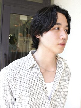 オーオ シカシカ(OOO YY) センターパートウルフ×毛流れパーマ