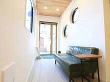 お子様連れでもゆったり過ごせる待合スペース