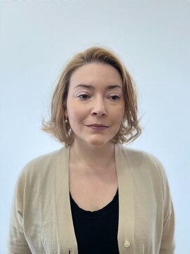 DAMANI 表参道 髪質改善/ヘッドスパ/ハイライト/白髪染め/白髪ぼかし/縮毛矯正 似合わせカット/ミディアムレイヤーカット[表参道駅]