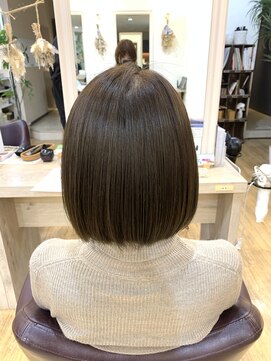 フラット 千葉(Flat.) オリーブグレージュ、切りっぱなしボブ【千葉】