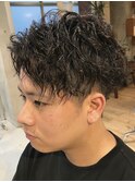 ツイストスパイラルパーマセンターパートツーブロック刈り上げ