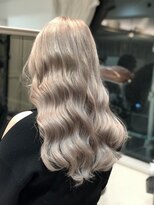 ヴィズバイエリーツ(vizz by elyts)&nbsp;《外国人カラー》明るめミルクティーアッシュ×なみなみウェーブ