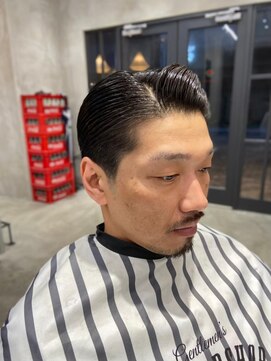 エフエム 明大前(FM) バーバー　ツーブロック/刈り上げ/ツイスパ/ビジネス/かきあげ