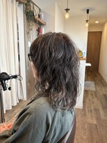 エニシ(Enishi)&nbsp;癖毛を生かしたロングスタイル