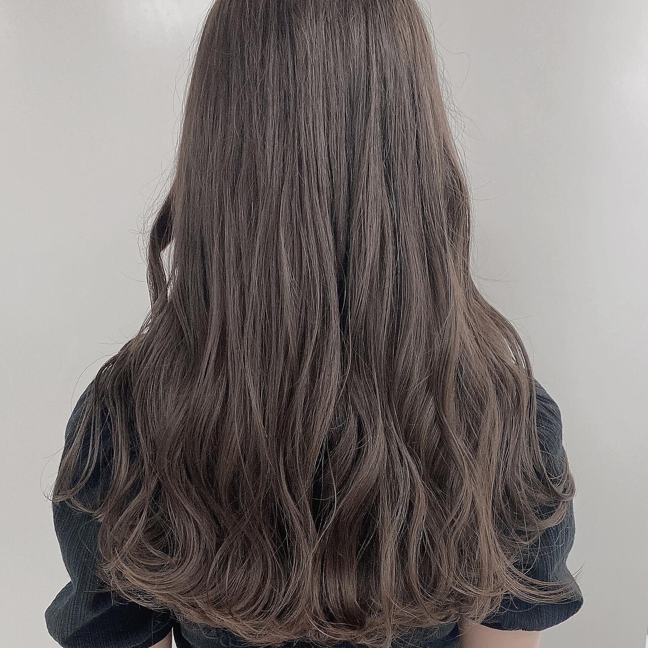 シルバーグレーラテ：L175825933｜サイ アオヤマ(sai AOYAMA)のヘア