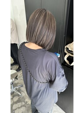 ビビッド(vivid) ハイライト白髪ぼかしぱっつんボブ