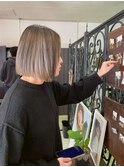 大人可愛いホワイトグレージュ前下がりショートボブカット