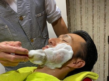 バーバーアイザック(BARBER iSAac)の写真/《大人の男性から大好評!!リピーター続出中☆》一度体験するとやみつきになるシェービングを体験して。