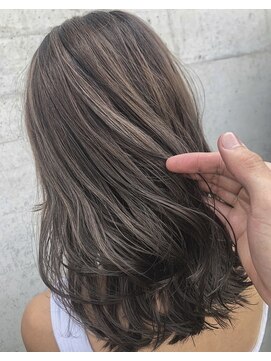 ニト(nito) ハイライト×シルバーベージュカラー