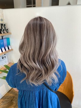 ロアン(roan) ホワイトミルクティーベージュ×華やかロングヘア