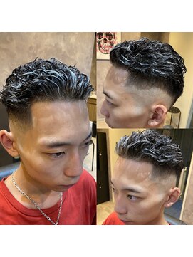 メグロバーバーショップロッポンギ 目黒六(MEGURO BARBER SHOP 6PPONGI) スキンフェード×リバースカール×ホワイトメッシュ