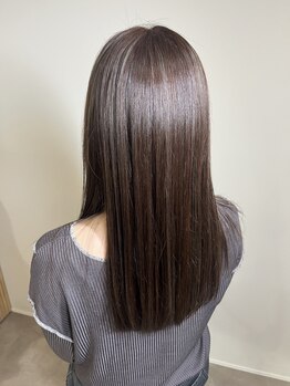 深層から内部補修し、パサつきを抑え、湿気で広がる髪をシルクのような手触りと、宝石の様な艶を与えます。