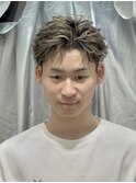 大宮ハイライトローライトフェザーショートメンズセンターパート