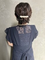 コトナ(kotona)&nbsp;【低めシニヨンお呼ばれヘア】ヘアアレンジシニヨンカチモリ渋谷