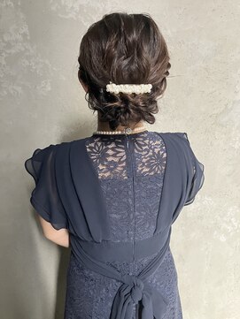 コトナ(kotona) 【低めシニヨンお呼ばれヘア】ヘアアレンジシニヨンカチモリ渋谷