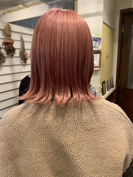 ラレイ(Lalei) ダブルカラー 切りっぱなしボブ×コーラルピンク 表参道