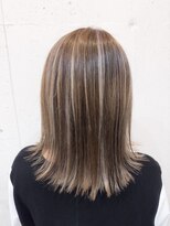 チェリッシュ(Cherish)&nbsp;大人可愛い外ハネミディアムハイライトホワイトベージュ