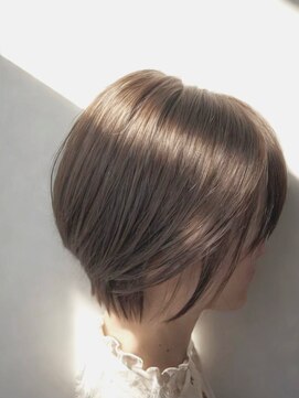 ルーファス メグロ(Ruufus Meguro) 白髪ぼかしハイライト　丸みショートボブ　2503