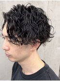 大人の波巻きスパイラルパーマミディアムロングメンズカットヘア