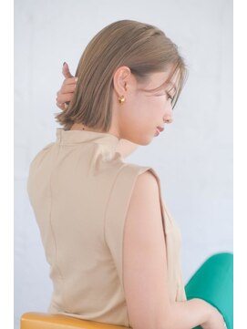 切りっぱなしボブ/ベージュカラー/ブリーチカラー