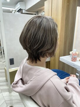 キラーナセンダイ(KiRANA SENDAI) 白髪を活かしたアッシュグレージュ×ショートレイヤー