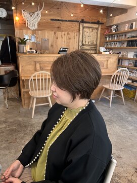 ウィークエンド(WEEKEND) ベージュカラーショートスタイル