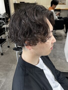 ヒュイル バイ ニアウ(Hwyl by Niau) メンズセンターパートパーマツイストパーマスパイラルパーマ