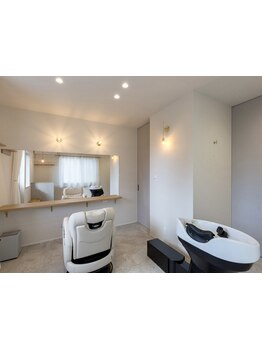 【西阿知/倉敷】白を基調とした清潔感ある空間で、ゆったりリラックスしたサロンタイムを。　