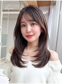 流し前髪のミディアムレイヤーで垢抜けたふんわり感が可愛い