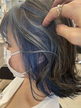 レンネ(Renee) 色気ミディアムボブ×インナーブルー