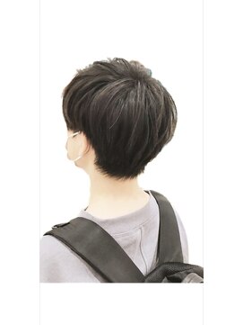 軽やかシルエットのコンパクトショート