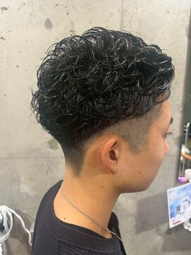 黒髪ニュアンスパーマフェードカットメンズカットバーバー束感