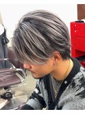 ホワイトシルバーアッシュバレイヤージュツーブロセンターパート