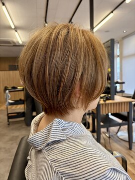 イロ バイ マグ(IRO by Mag) Wカラーで叶うショートボブハイトーン/艶感