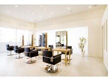 ヘアーメイク アディクト(HAIR MAKE addict)の雰囲気（店内は明るく洗練された空間[キッズルーム完備]）