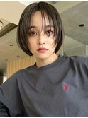 顔まわり切り込んだ前上がりボブ