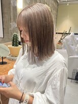 ハウディー(HOWDY)&nbsp;ミルクティーベージュ/ハイトーン/ミディアムヘア