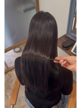 「縮毛矯正後の柔らかく透ける髪質改善カラー」