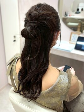 ソンノ(sonno) ヘアセット 結婚式アレンジ ハーフアップ 巻き髪ロング カチモリ