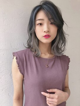 オーロ 西大寺店(ORO) ホワイティベージュのイヤリングカラーが映えるくびれミディ