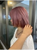 くすみピンクのハイトーンボブ