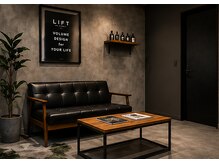 LIFTメンズ/髪質改善/メンズカット/ハイライト/理容室【8月1日OPEN（予定）】の雰囲気（待合【メンズ/バーバー/メンズカット/シェービング/理容室】）