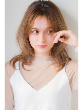 アリエッタ ギンザツー(ARIETTA GINZA2) センターパート無造作ミディ×ゴールドベージュ/抜け感/小顔