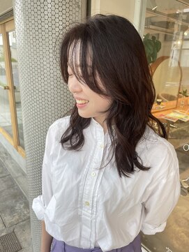 トナリ(tonari) センター分けミディアム